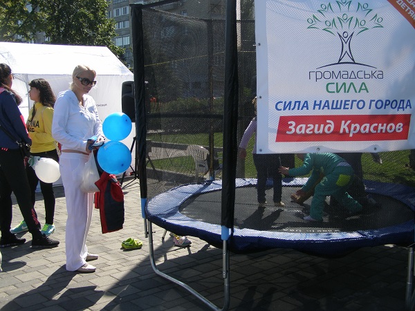 У Дніпропетровську на День міста політики піарились с землі, повітря та води - фото 8