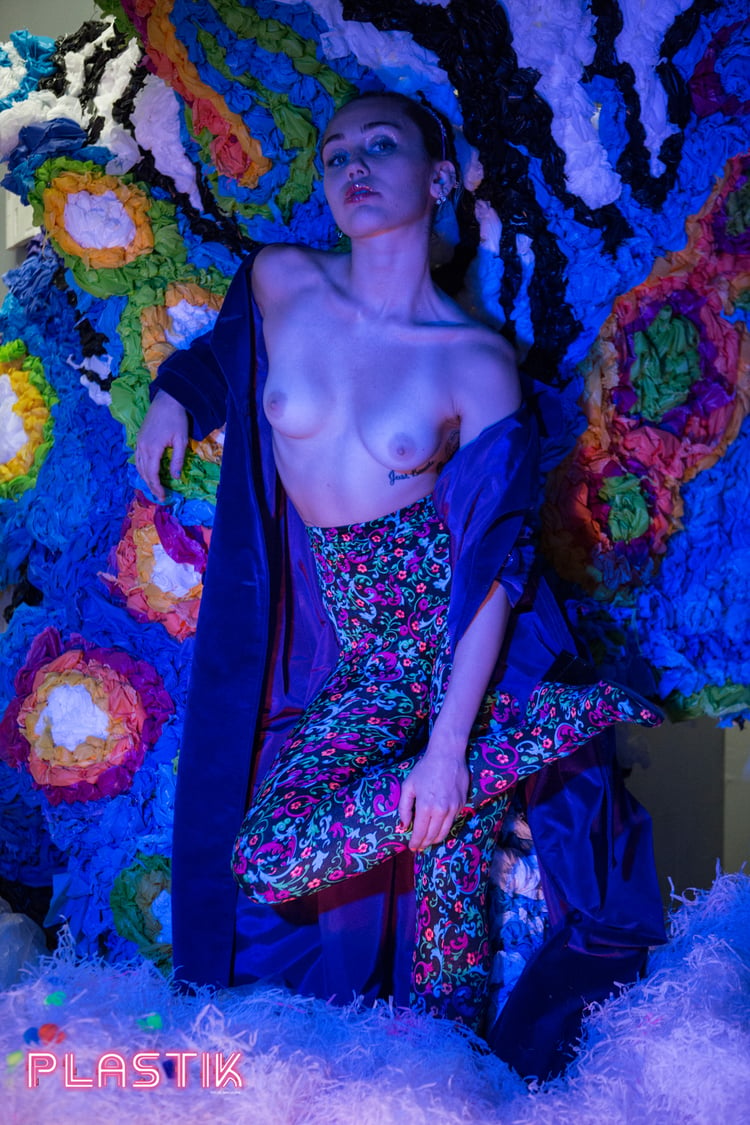 Гола Майлі Сайрус знялася у еротичній фотосесії (ФОТО 18+) - фото 2