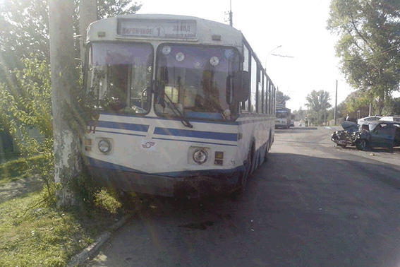 У Лисичанську авто вщент розбилося після зіткнення з тролейбусом: є постраждалі (ФОТО) - фото 2