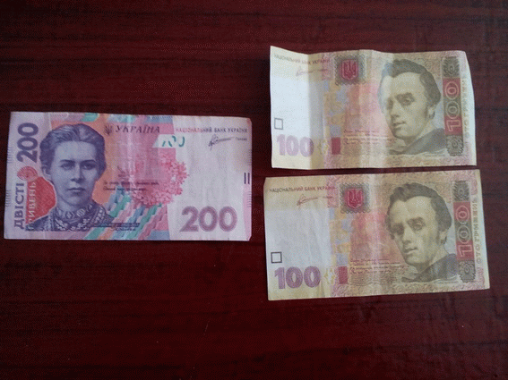 На Луганщині кандидати економлять на виборцях: пропонують фальшиві гроші (ФОТО) - фото 1