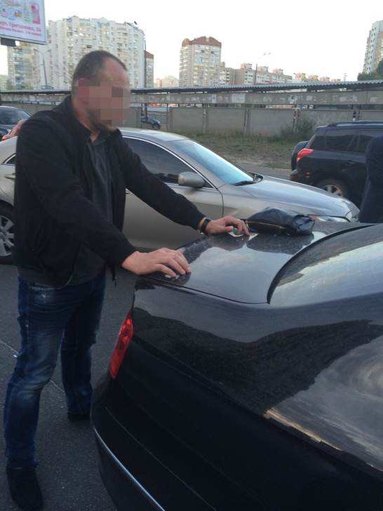 Київський держслужбовець вимагав в якості хабара новенький iPhone - фото 2