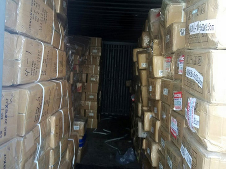 На Одещині поліція викрила склад з контрабандними товарами - фото 3