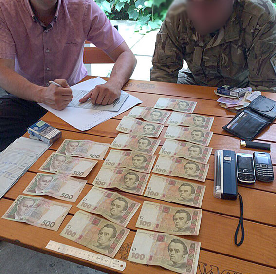 У Мукачеві працівник військкомату обіцяв за хабар "зробити" з чоловіків учасників АТО - фото 1