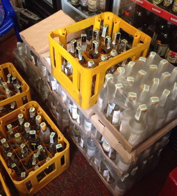 Київська міліція вилучила 4 тисячі пляшок алкоголю та 65 тисяч пачок цигарок - фото 1