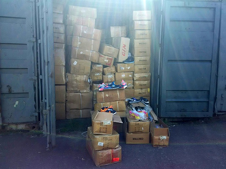 На Одещині поліція викрила склад з контрабандними товарами - фото 2