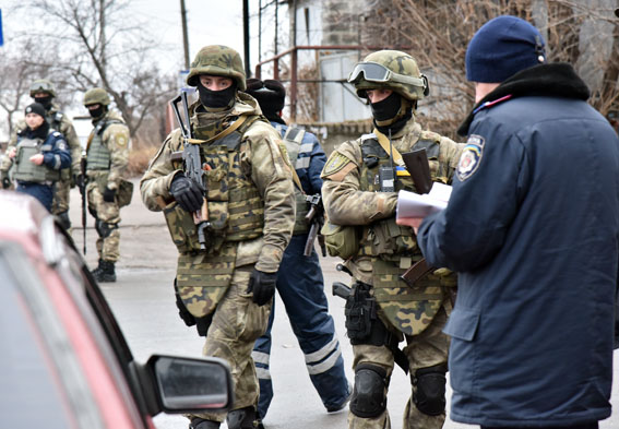 На Донеччині поліція працює у посиленому режимі (ФОТО) - фото 4