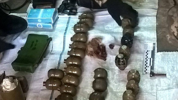 У Харкові викрили перевалочну базу торгівців зброї з АТО - фото 2