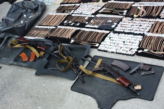 Поліція показала затримання банди, яка грабувала ювелірні салони та банки Запоріжжя - фото 3