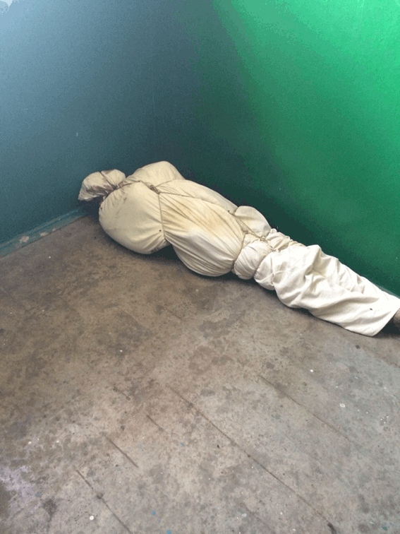 На Миколаївщині у багатоповерхівці знайшли тіло, загорнуте у простирадло 