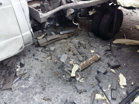 У Красноармійську стався вибух на СТО: автівки розлетілися вщент (ФОТО) - фото 2