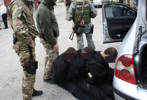 Поліція показала затримання банди, яка грабувала ювелірні салони та банки Запоріжжя - фото 5