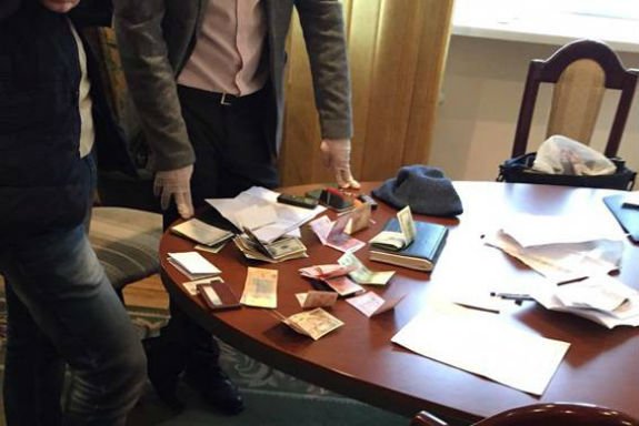 У Києві поліцейський начальник "погорів" на хабарі у  $10 тисяч  - фото 1