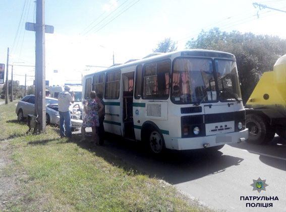 У Полтаві п'яний водій врізався в автобус - фото 1