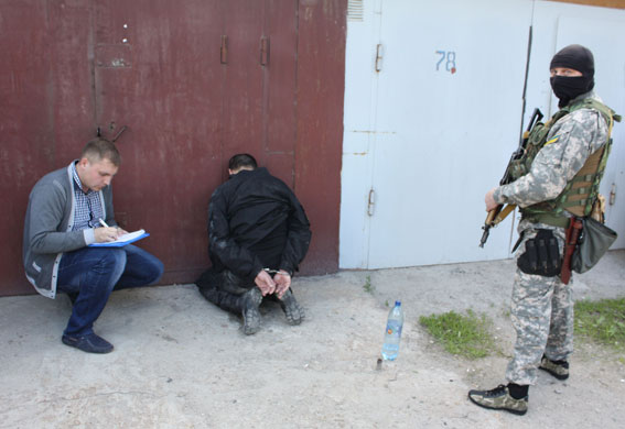 Поліція показала затримання банди, яка грабувала ювелірні салони та банки Запоріжжя - фото 2