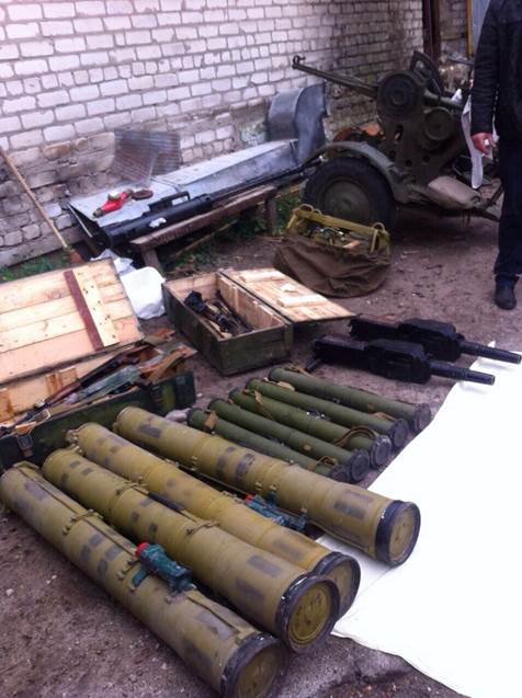 На Луганщині знайшли одну з найбільших схованок зброї за час проведення АТО - фото 1