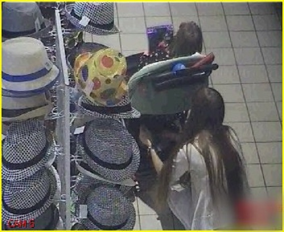 Молода киянка, за допомогою дитячого візочка, півроку крала в супермаркетах (ФОТО, ВІДЕО) - фото 1