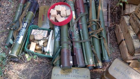 Біля траси "Артемівськ-Лисичанськ" знайшли велику схованку зброї - фото 3
