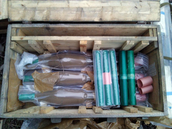 В Авдіївці знайдено величезний схрон зброї, яку викрали при захоплення відділу міліції (ФОТО) - фото 2