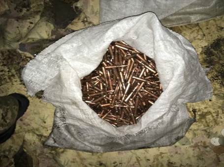 На Луганщині у підвалі багатоповерхівки викрили чималий арсенал зброї (ФОТО, ВІДЕО) - фото 3