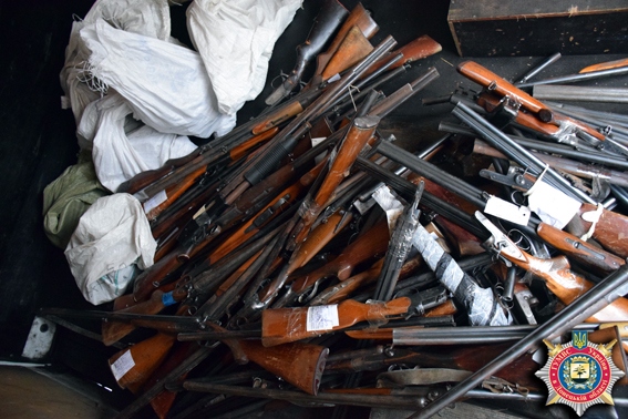 У Маріуполі міліція перетворила 400 одиниць зброї на 800 кг металу - фото 1