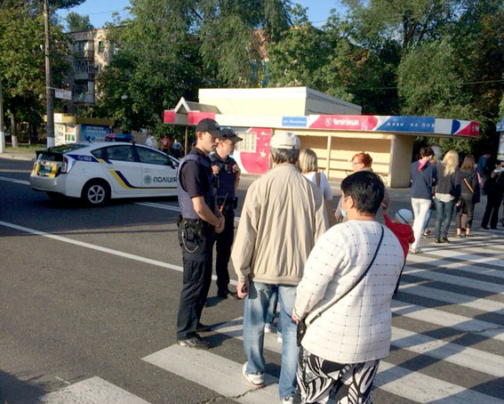 Жителі Кременчука на Полтавщині перекрили дорогу протестуючи проти смороду - фото 1