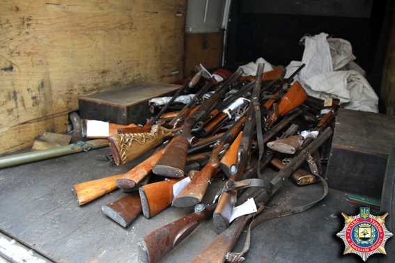 У Маріуполі міліція перетворила 400 одиниць зброї на 800 кг металу - фото 2