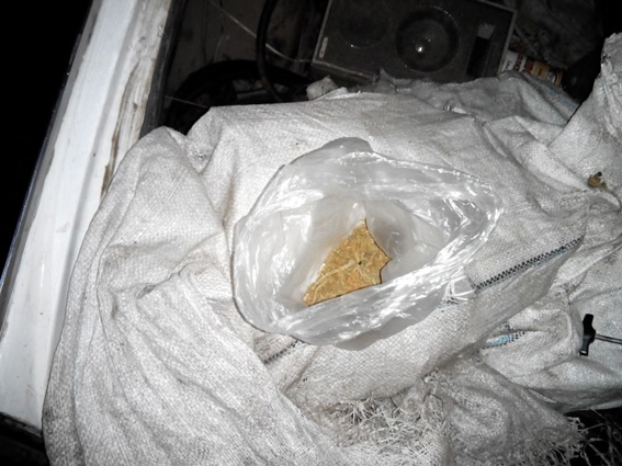 Полісмени знайшли у знервованного водія "Москвича" десять грамів марихуани - фото 1