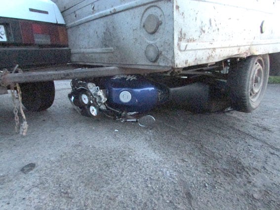 На Полтавщині мотоцикліст залетів під причеп легковика - фото 2