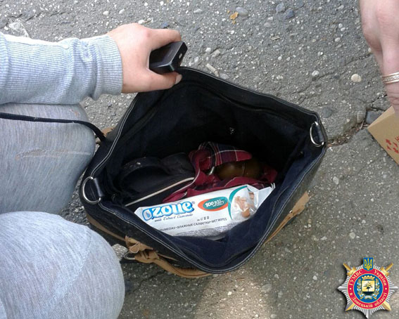 Слов'янські міліціонери виявили гранату у жіночій сумочці - фото 2