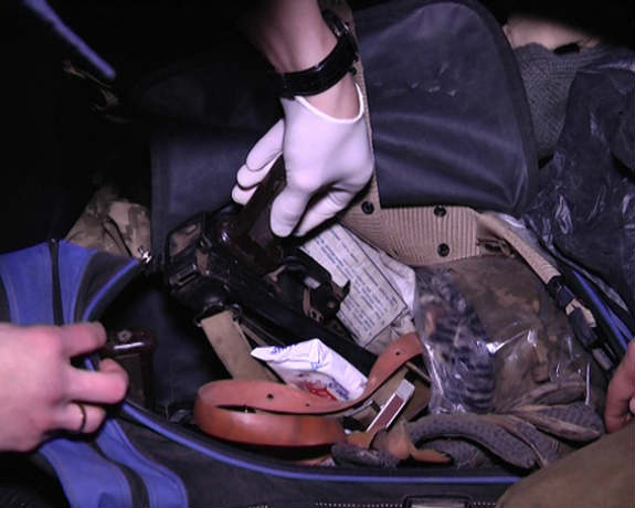 У Харкові затримали озброєних автоматами злочинців, які відібрали іномарку - фото 1