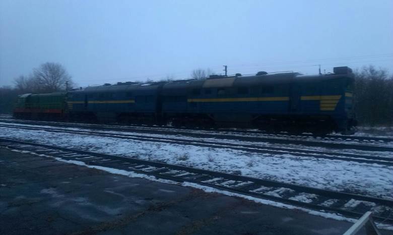 На Луганщині машиніст намагався перетягнути до терористів непрацюючий локомотив з пальним - фото 1