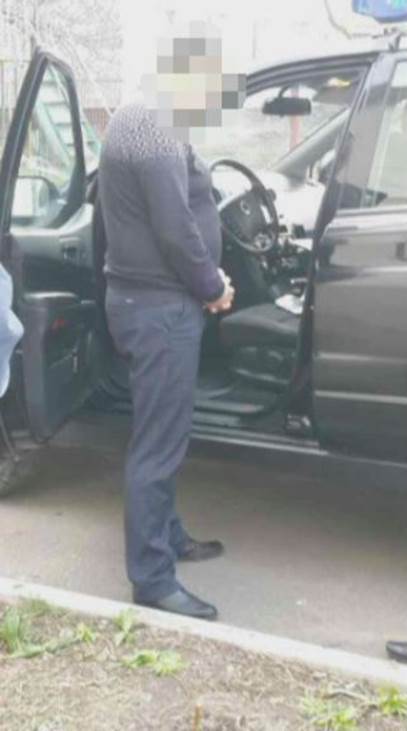На Дніпропетровщині поліцейський "продався" за 10 тис. грн - фото 1