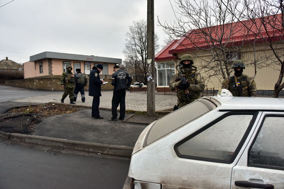 На Донеччині поліція працює у посиленому режимі (ФОТО) - фото 2