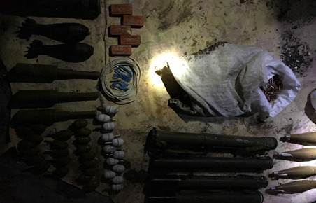 На Луганщині у підвалі багатоповерхівки викрили чималий арсенал зброї (ФОТО, ВІДЕО) - фото 1