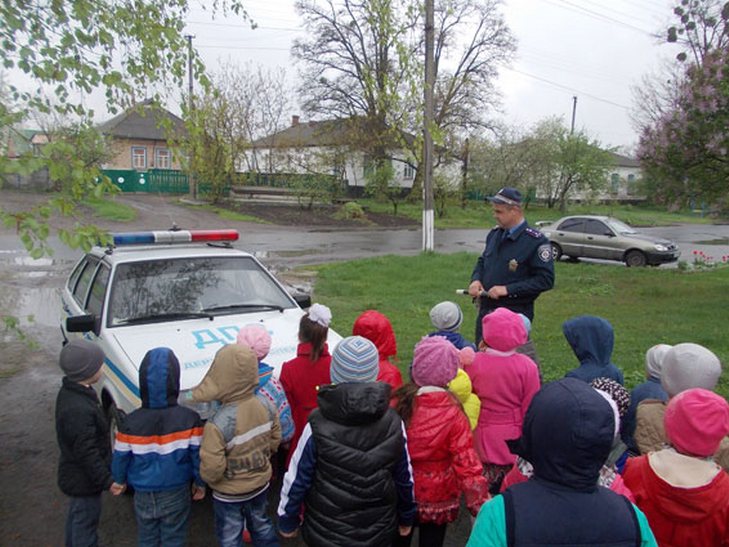 Як поліцейські Полтавщини навчали дошкільнят поведінці на дорозі - фото 1