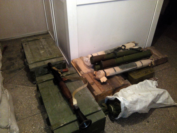 В Авдіївці знайдено величезний схрон зброї, яку викрали при захоплення відділу міліції (ФОТО) - фото 1