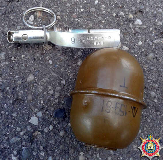 Слов'янські міліціонери виявили гранату у жіночій сумочці - фото 1