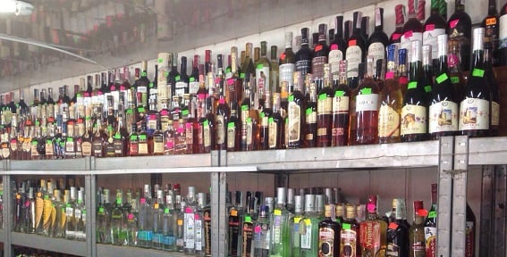 Київська міліція вилучила 4 тисячі пляшок алкоголю та 65 тисяч пачок цигарок - фото 2