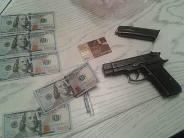 У харківського податківця-хабарника вилучили купу грошей та зброю - фото 1