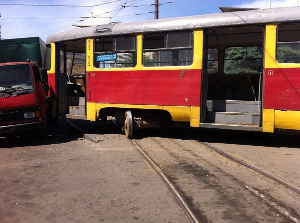 На площі Островського трамвай зійшов з рейок і зачепив "хвостом" вантажівку (ФОТО) - фото 2