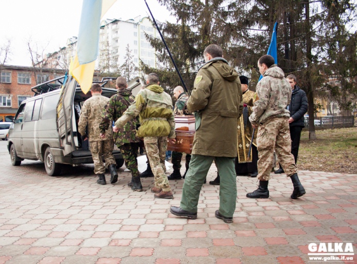 У Франківську попрощалися з Героєм України, який загинув в АТО - фото 3