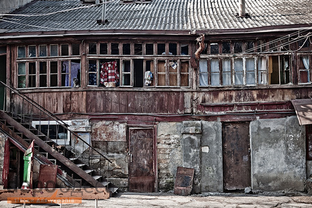 Незрівнянний колорит одеських двориків проти скла і бетону сучасності - фото 12