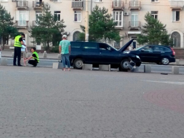 Автівка знесла бетонні стовпчики в центрі Запоріжжя - фото 1