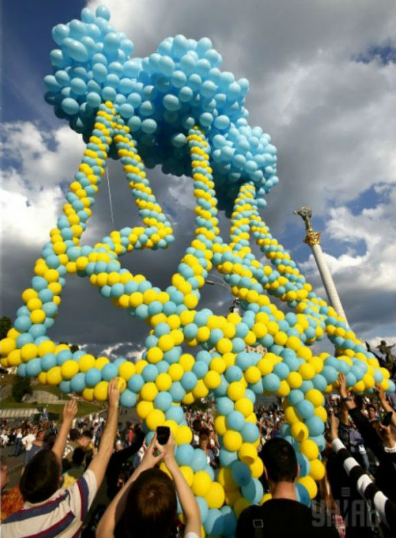 На Майдані Незалежності у небо запустили величезного тризуба (ФОТО) - фото 1