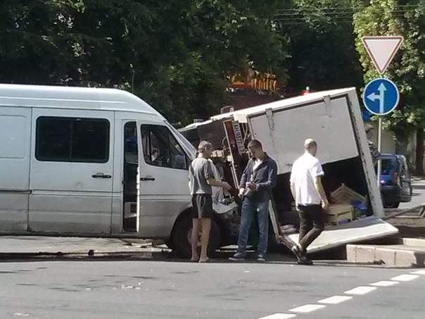 У центрі окупованого Донецька мікроавтобус протаранив вантажівку (ФОТО) - фото 2