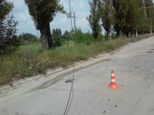 У Сумах на дорозі лежав високовольтний кабель під напругою 600 вольт (ФОТОФАКТ) - фото 1