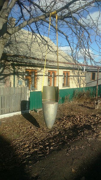 Суворе дитинство у Донецьку: гойдалка з боєприпасів (ФОТО) - фото 1