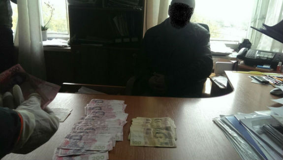 На Київщині начальник держпідприємства "погорів" на невеличкому хабарі - фото 2