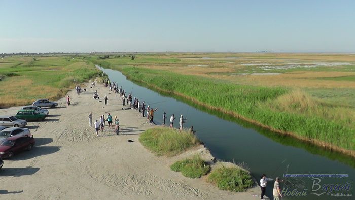 Майже сотня рибалок з різних українських місць зібралися на березі протоки поблизу Сиваша на щорічний рибальський фест  - фото 4