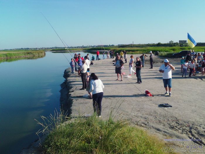 Майже сотня рибалок з різних українських місць зібралися на березі протоки поблизу Сиваша на щорічний рибальський фест  - фото 3